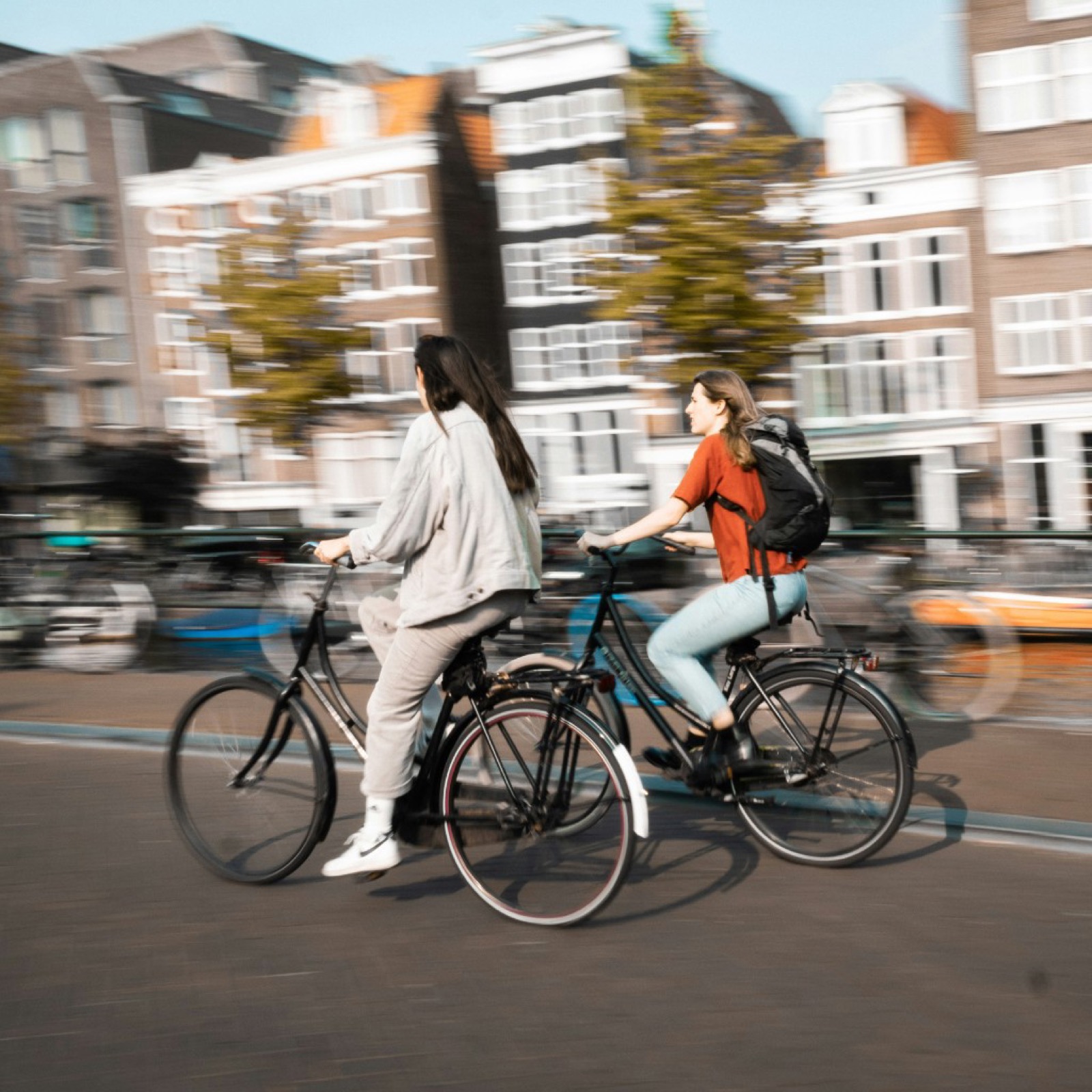 Dos ciclistas pedaleando por una calle de ciudad