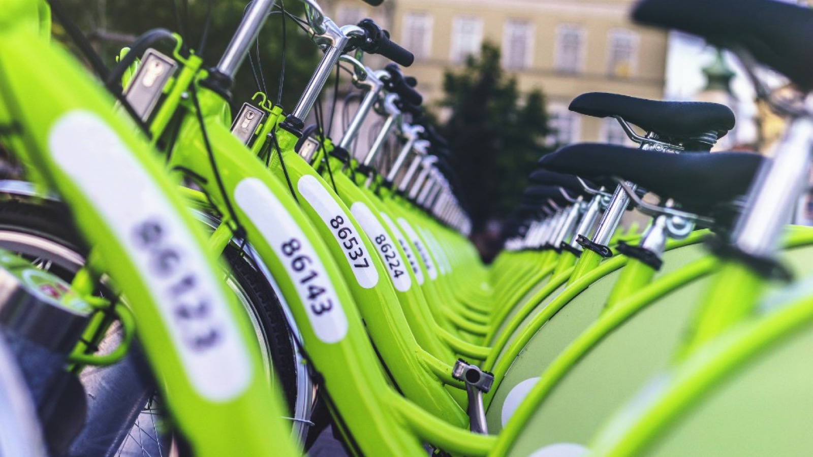 Fila de bicicletas urbanas compartidas en la ciudad