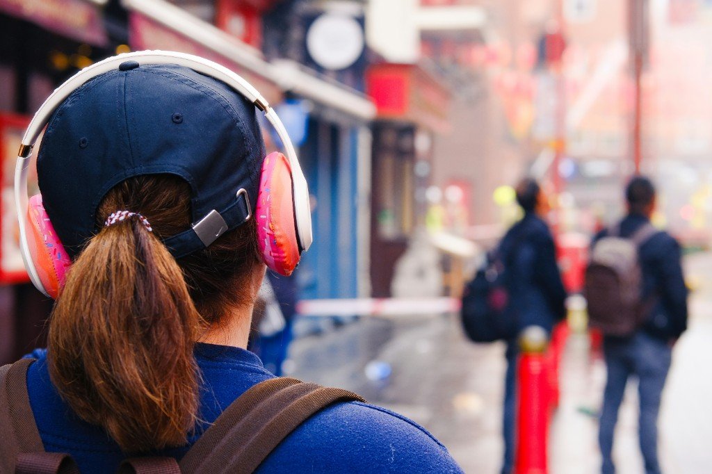 Persona con auriculares paseando por la ciudad